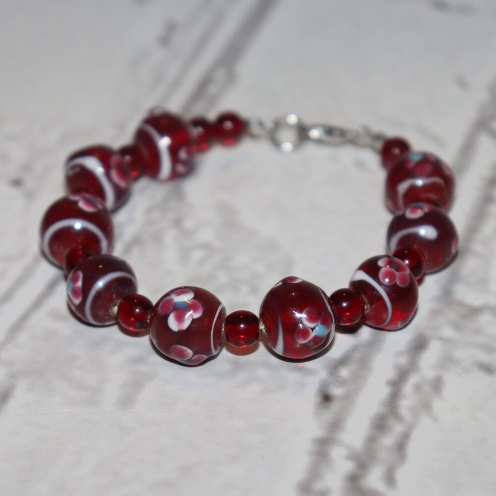 Beautiful NWOT Red flower glass beaded bracelet 7.5"